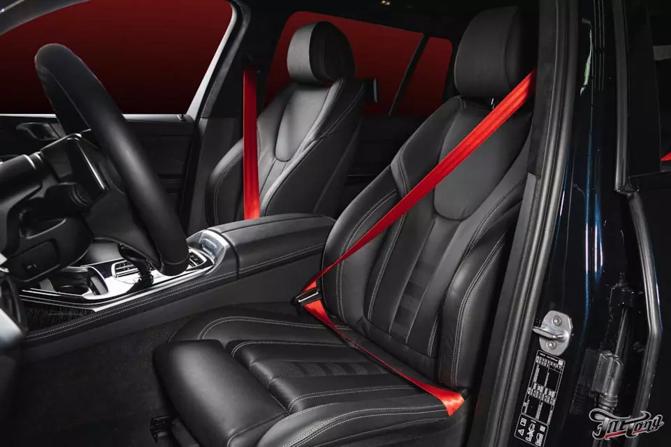 BMW X7 M50D. Установка сабвуфера в крыло. Установка красных ремней безопасности.